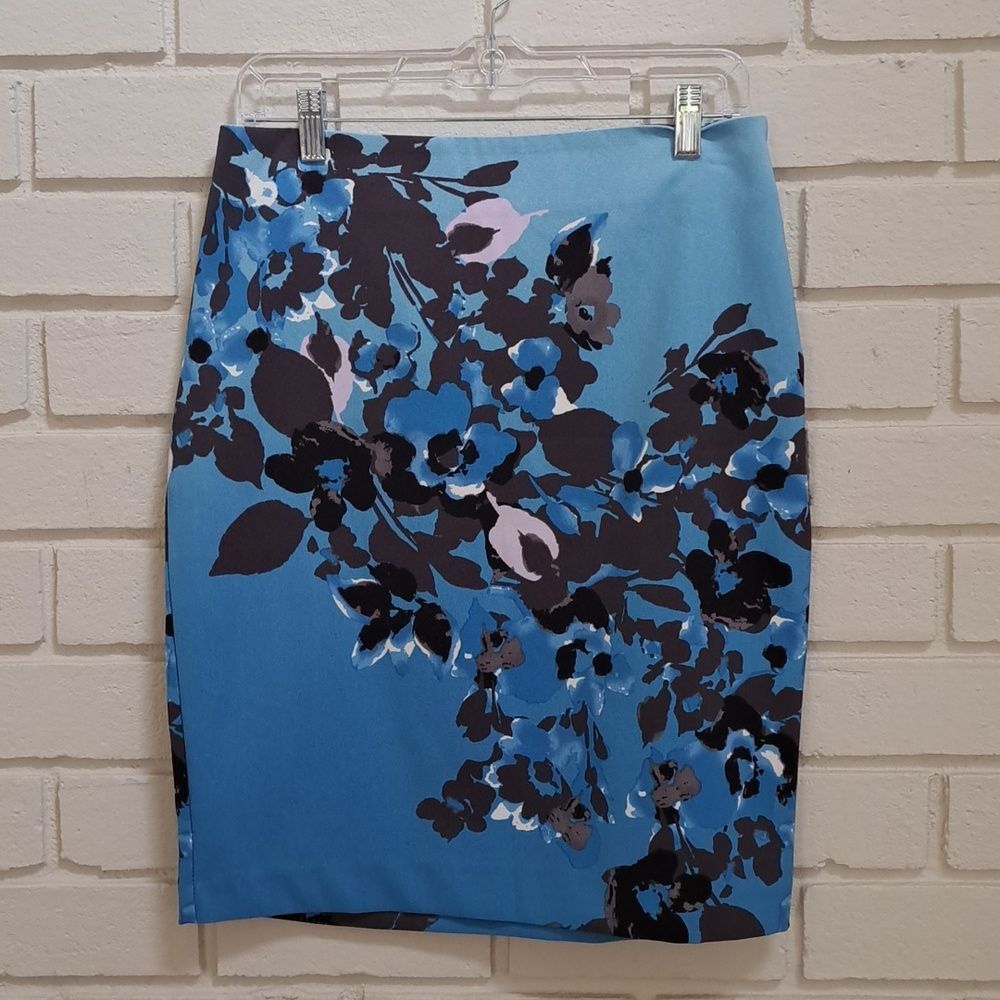 New York & Company Stretch Blue/Black Floral Skirt. Size 6 NWT